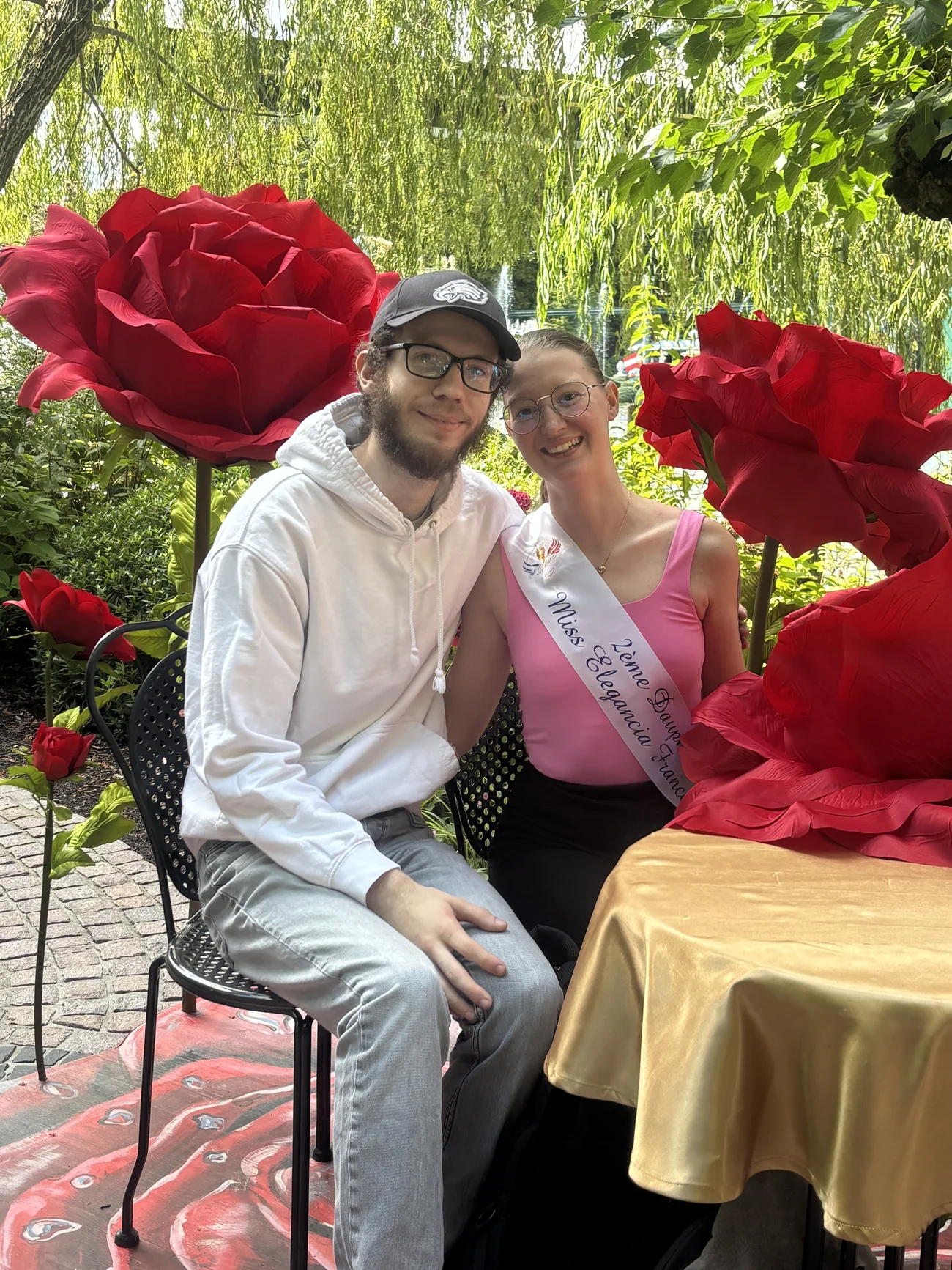 Nous deux pendant une belle journée parmi les roses