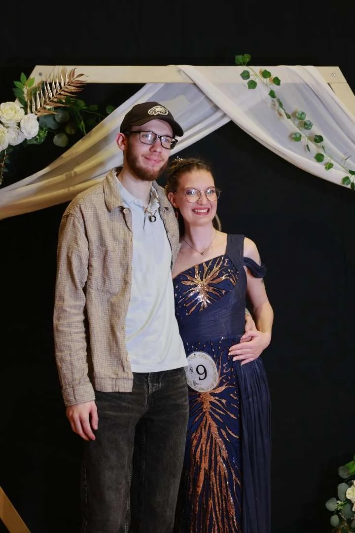 Nous deux élégants et souriants